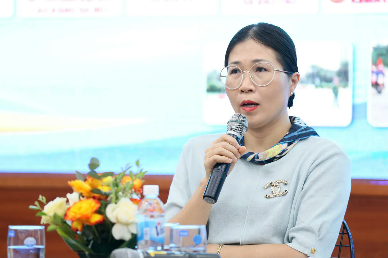 Bà Nguyễn Thị Thanh Thuỷ, Chánh Văn phòng Ban ATGT TP Hà Nội chia sẻ tại buổi tọa đàm.