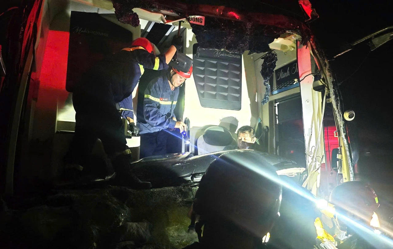 Lực lượng cảnh sát cứu nạn tại hiện trường. Ảnh: Nguyễn Tú.