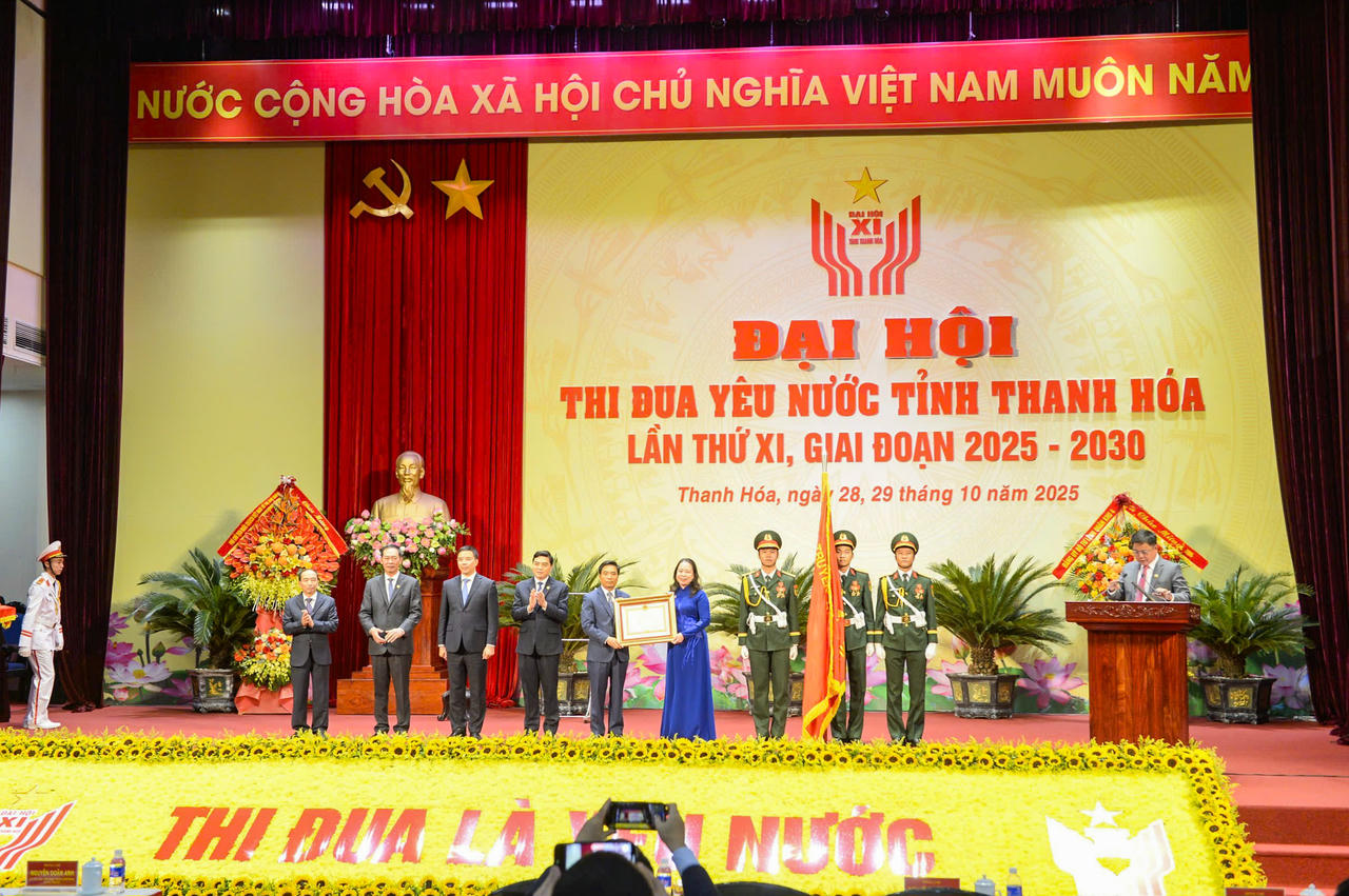 Phó Chủ tịch nước Võ Thị Ánh Xuân trao tặng Huân chương Lao động hạng Ba cho Đảng bộ, chính quyền và nhân dân tỉnh Thanh Hóa. Ảnh: Minh Hiếu