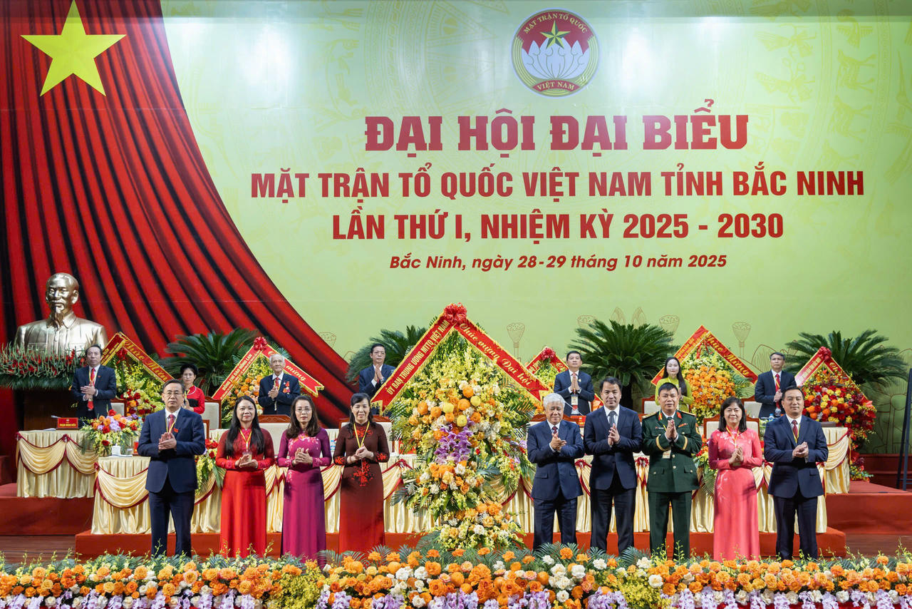 Chủ tịch Đỗ Văn Chiến tặng hoa chúc mừng Đại hội. Ảnh: Quang Vinh.