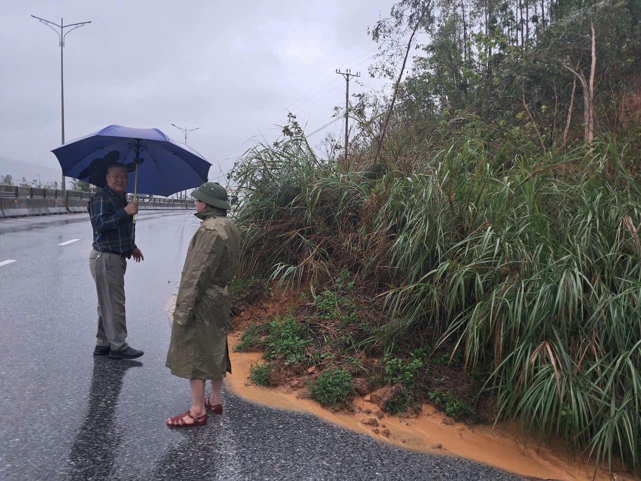 Mưa lớn dẫn đến tình trạng sạt lở. Ảnh: HS.