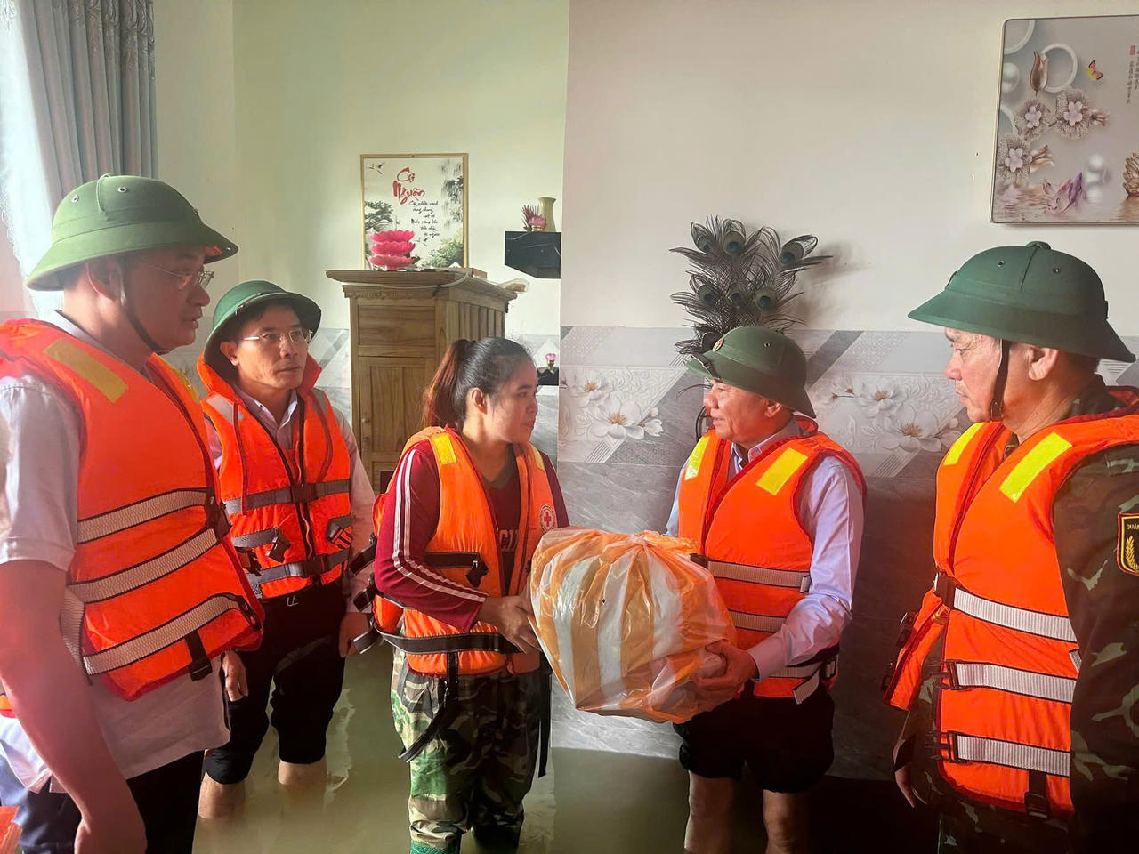 Thường trực Ban Bí thư Trần Cẩm Tú tặng quà người dân xã Thăng An. Ảnh: Tấn Thành.