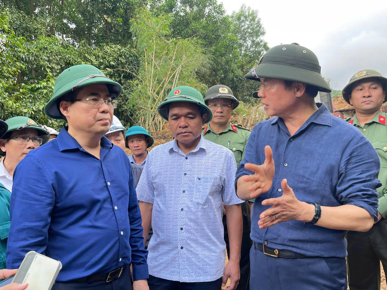 Chủ tịch UBND tỉnh Quảng Ngãi Nguyễn Hoàng Giang (bên trái) báo cáo với Phó Thủ tướng Trần Hồng Hà về sạt lở ở&nbsp;xã Sơn Tây. Ảnh: CV.