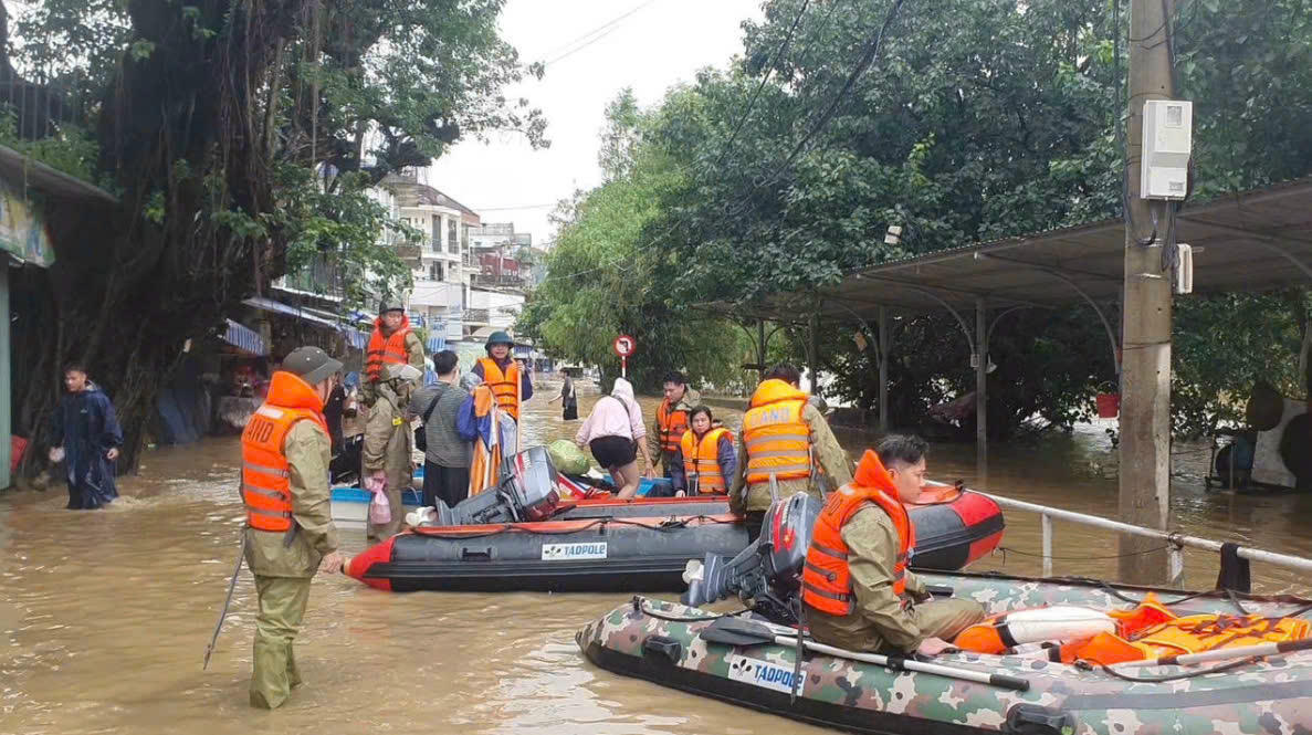 Lực lượng chức năng thành phố Huế hỗ trợ người dân sơ tán. Ảnh: CACC