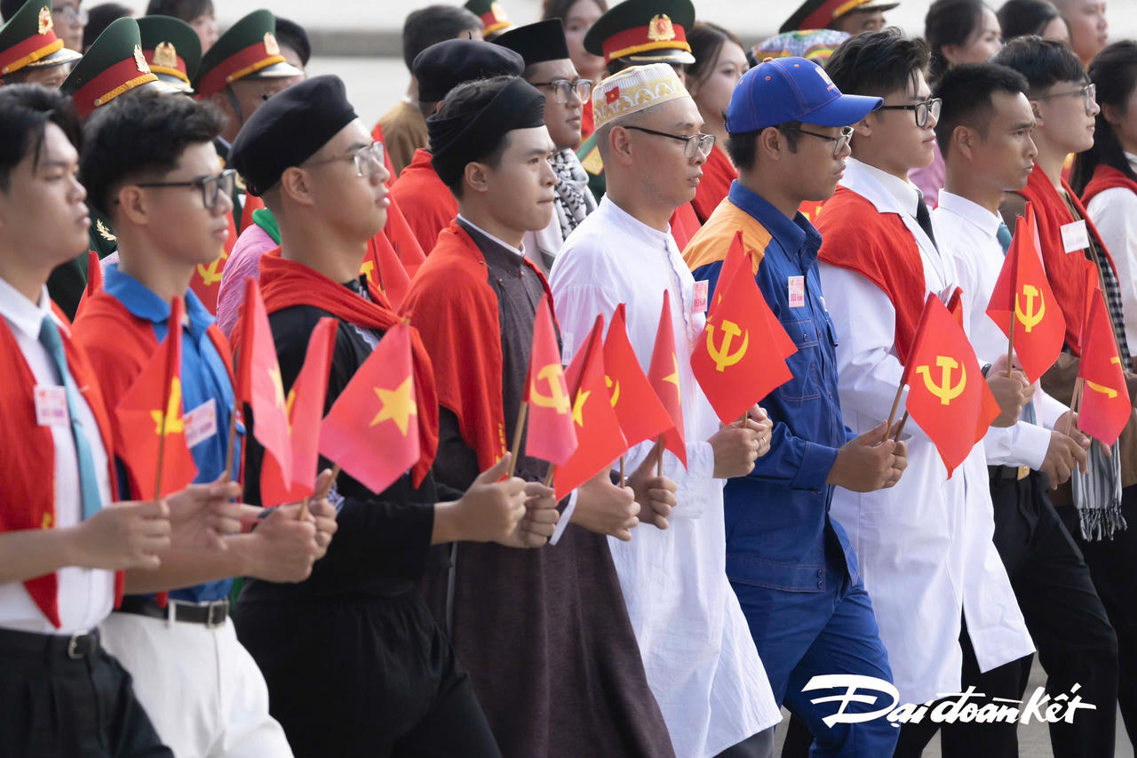 Dự thảo Văn kiện Đại hội XIV đã xác định: xây dựng con người phát triển toàn diện chính là nhiệm vụ trung tâm của công cuộc phát triển văn hoá. Ảnh: Quang Vinh.