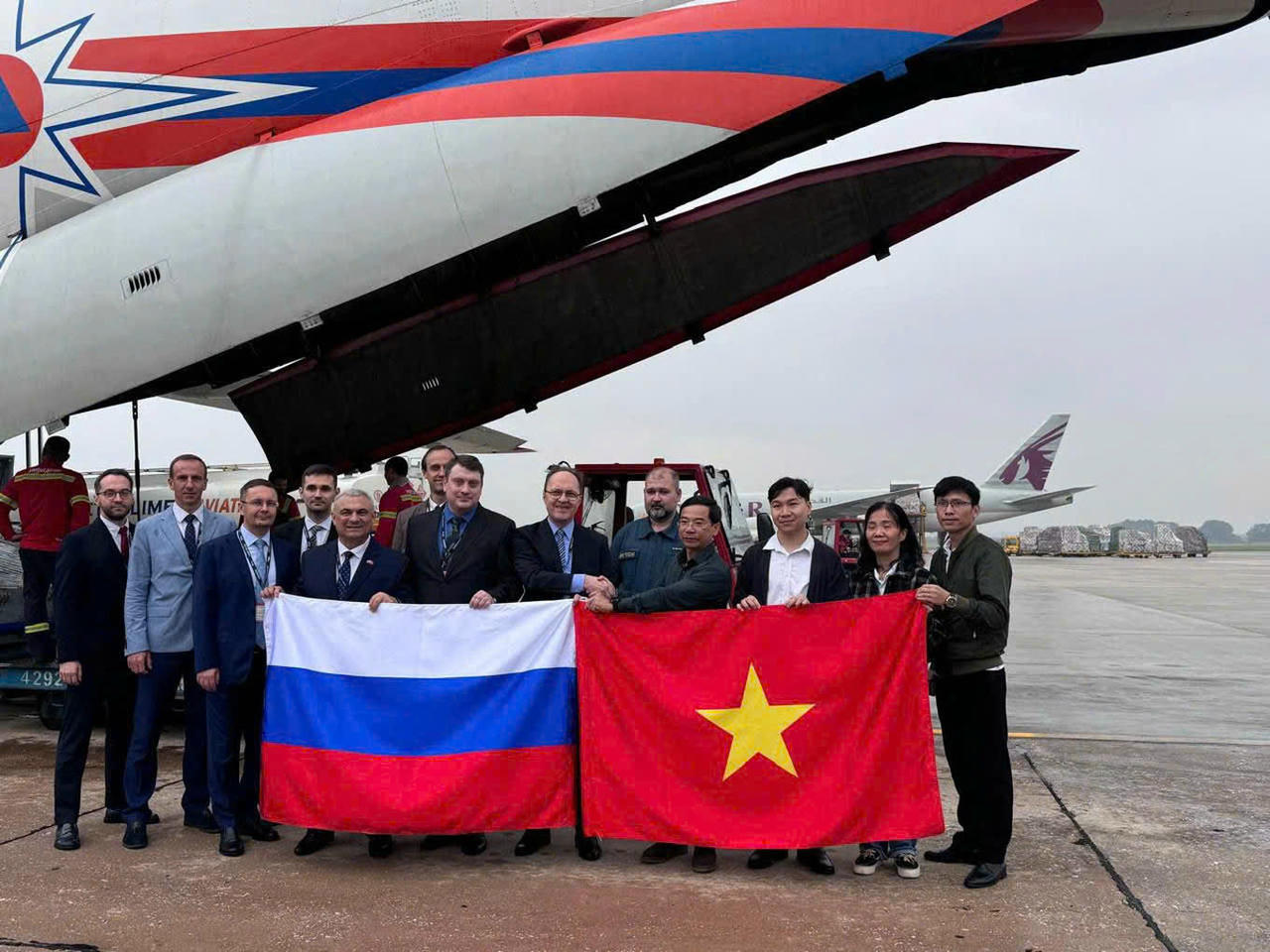 Đại diện Việt Nam tiếp nhận hàng việc trợ khẩn cấp của Liên Bang Nga cho người dân chịu ảnh hưởng của thiên tai ở thành phố Huế. Ảnh: Cục QL Đê điều và Phòng, Chống thiên tai.