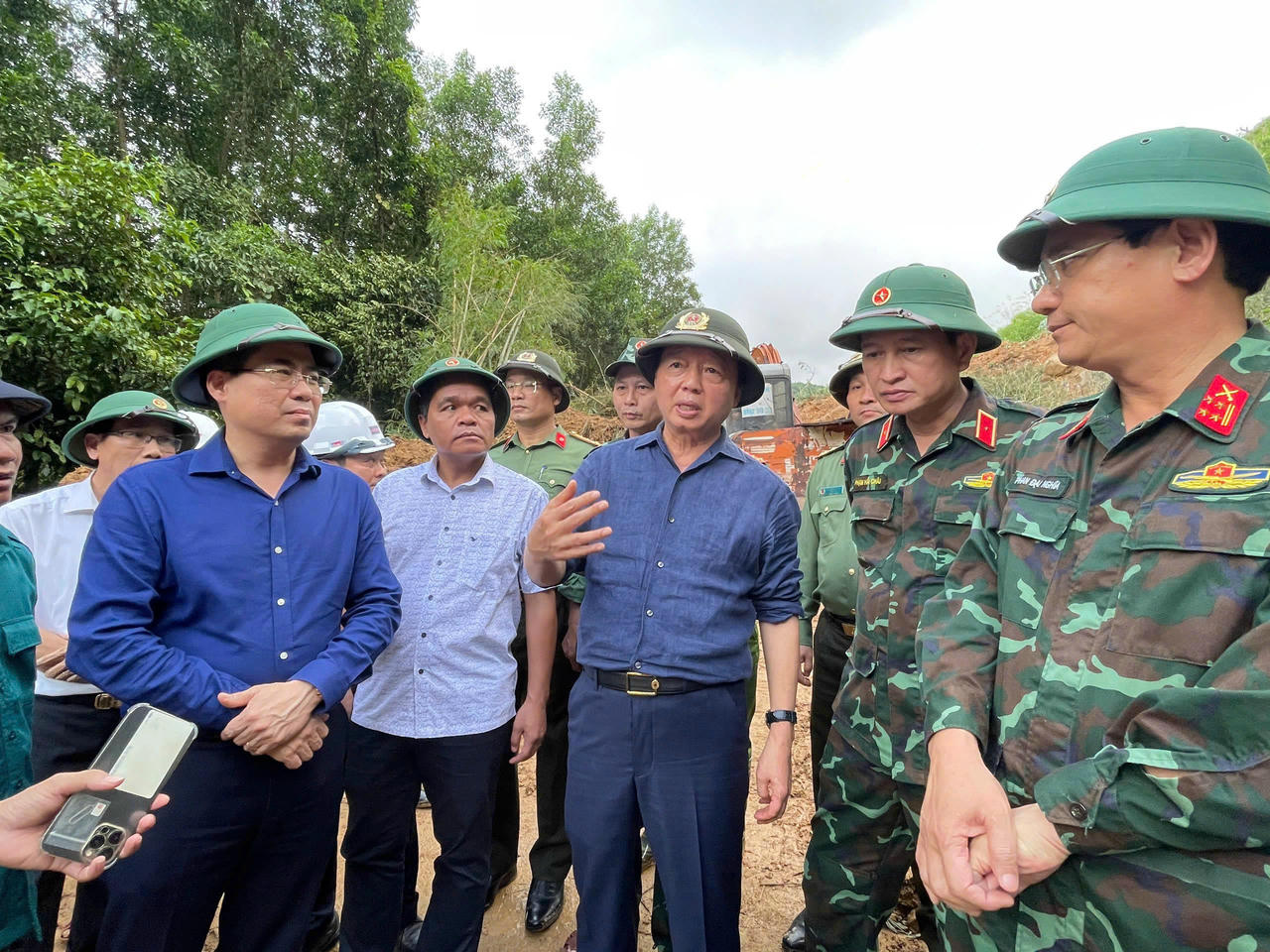 Phó Thủ tướng Trần Hồng Hà chỉ đạo tỉnh Quảng Ngãi và lực lượng bộ đội đảm bảo lương thực, thực phẩm cho người dân bị cô lập. Ảnh: CV.