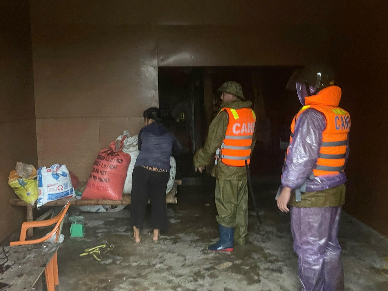 Hà Tĩnh sơ tán hàng trăm hộ dân bị ngập lụt