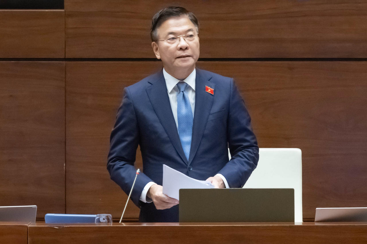 Phó Thủ tướng Chính phủ Lê Thành Long giải trình trước Quốc hội (Ảnh: Quang Vinh)