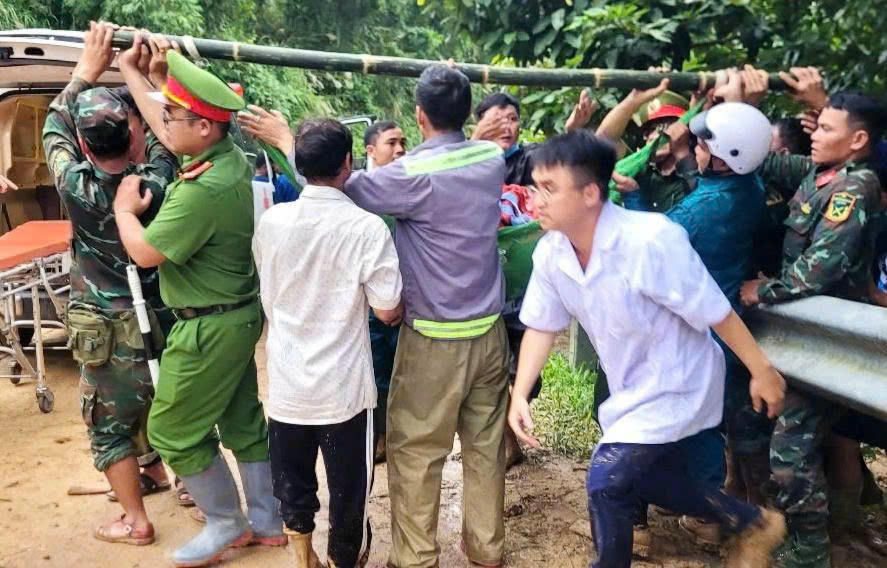 Lực lượng chức năng phối hợp với các y, bác sĩ Trung tâm Y tế Sơn Tây khiêng sản phụ D.