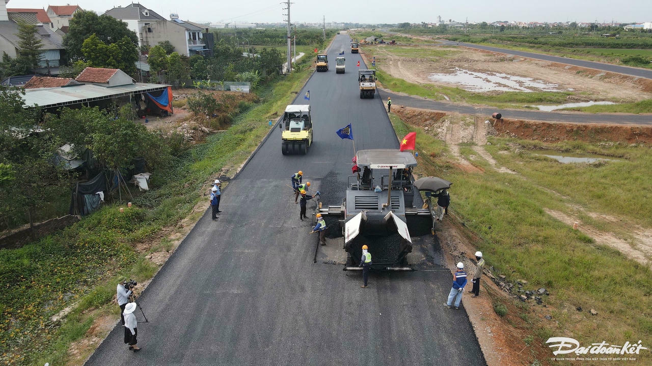 Hình ảnh thảm mặt đường song hành Vành đai 4 đoạn qua xã Hoài Đức.