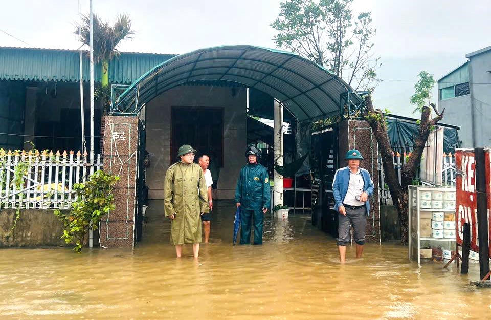 Chủ tịch UBND phường Hoành Sơn Nguyễn Hồng Cương cùng đoàn công tác kiểm tra, chỉ đạo công tác ứng phó với mưa lũ. Ảnh: HS. 