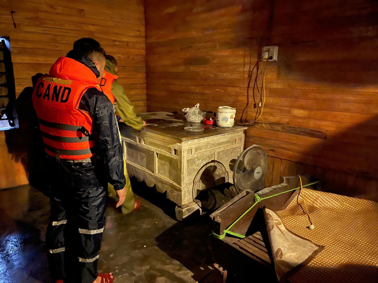 Lực lượng chức năng phường Vũng Áng hỗ trợ nhân dân kê cao đồ đạc, di dời đến nơi cao ráo. Ảnh: VA.