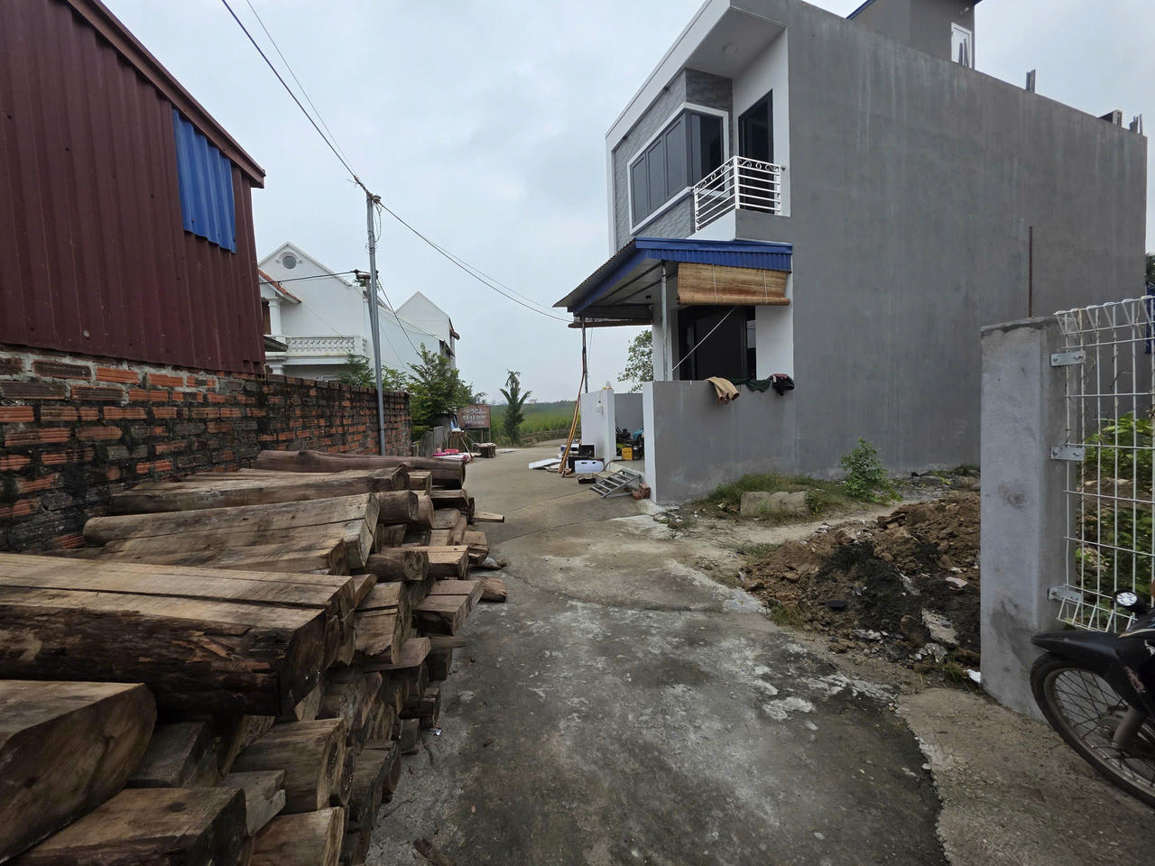 Nguyên vật liệu tập kết trước ngôi nhà đang được các "thần đèn" di dời. Ảnh: PT.