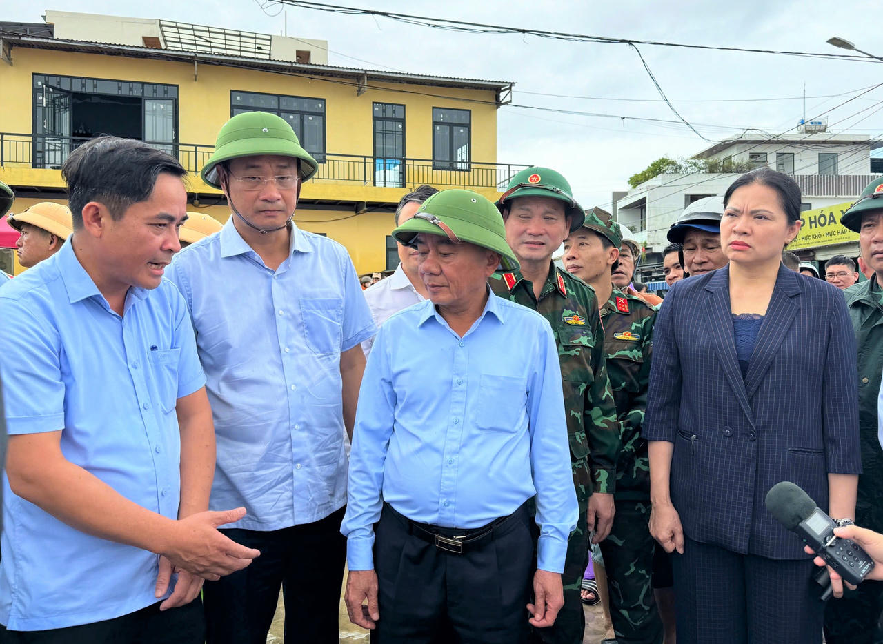 Thường trực Ban Bí thư Trần Cẩm Tú và Phó Chủ tịch Ủy ban Trung ương Mặt trận Tổ quốc Việt Nam Hà Thị Nga kiểm tra khu vực bờ kè An Lương. Ảnh: Tấn Thành.