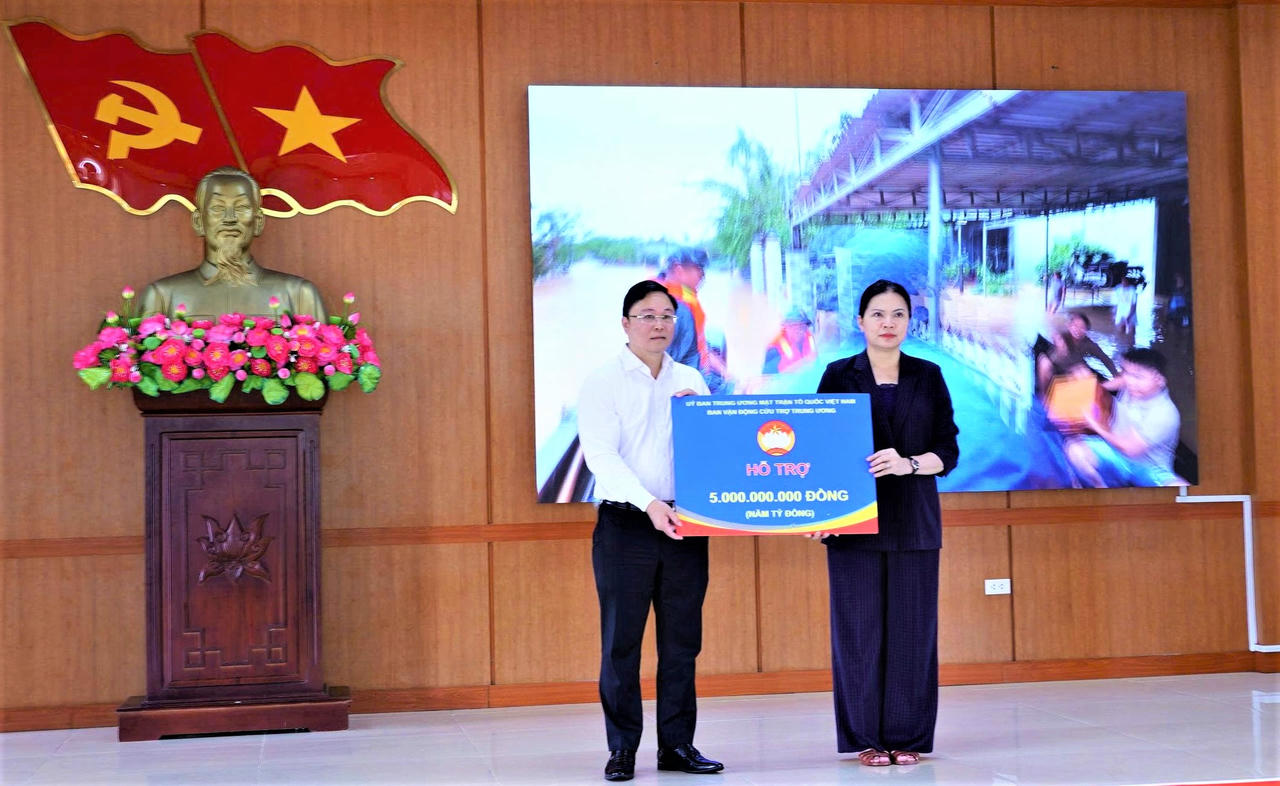 Phó Chủ tịch Ủy ban Trung ương Mặt trận Tổ quốc Việt Nam Hà Thị Nga trao tặng 5 tỷ đồng cho Ủy ban Mặt trận Tổ quốc Việt Nam TP Đà Nẵng để hỗ trợ nhân dân thành phố bị thiệt hại do mưa lũ. Ảnh: CV.. 