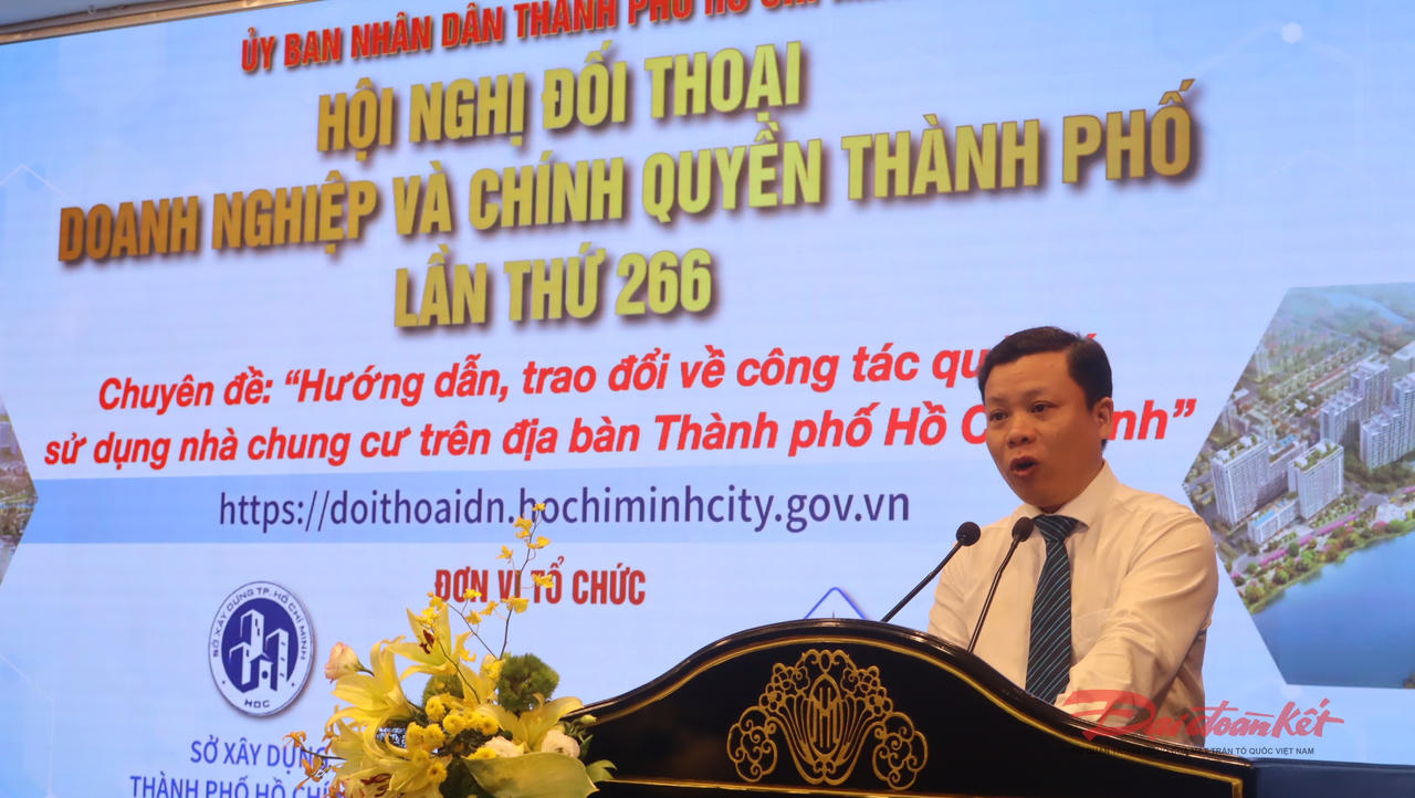 Ông Trần Sĩ Nam - Phó Giám đốc Sở Xây dựng TPHCM trả lời đại diện các chủ đầu tư và Ban Quản trị chung cư. Ảnh: Hồng Phúc.