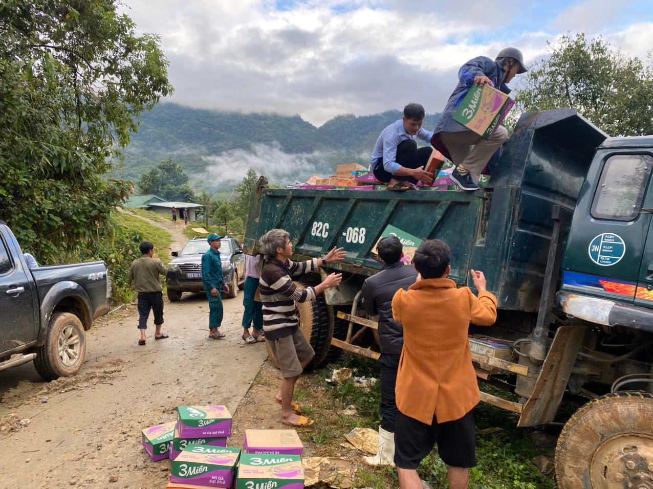 Nhu yếu phẩm được tập kết để vận chuyển vào cho 400 hộ dân đang bị cô lập. Ảnh: CV.