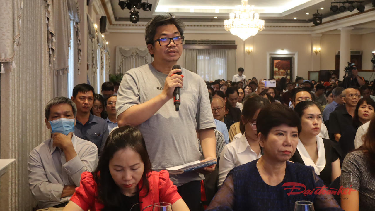 Ông Đặng Lâm Sơn - cư dân chung cư Hưng Phát Silver Star (Nhà Bè, TP Hồ Chí Minh) nêu ý kiến tại hội nghị. Ảnh: Hồng Phúc.