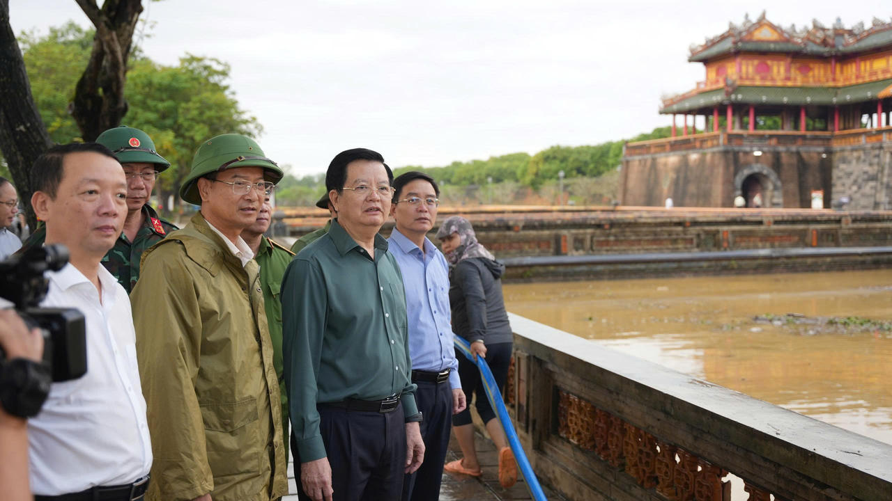 Phó Thủ tướng Mai Văn Chính kiểm tra công tác khắc phục hậu quả mưa lũ tại Đại nội Huế. Ảnh: N.H.