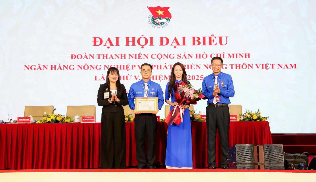 Đ/c Phùng Thị Bình - Uỷ viên Ban Thường vụ Đảng uỷ Agribank, Phó Tổng giám đốc Agribank trao tặng Bằng khen vì thành tích xuất sắc trong phát động, triển khai và thực hiện hiệu quả chương trình “Xóa nhà tạm, nhà dột nát vì người nghèo” cho tập thể Đoàn Thanh niên Agribank