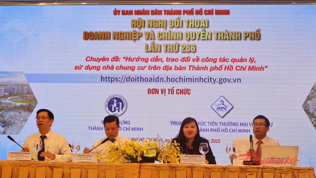 Đại biểu Sở ngành liên quan của TP Hồ Chí Minh chủ trì, đối thoại với đại diệnnbsp;ban quản trị các nhà chung cư và doanh nghiệp trên địa bàn thành phố. Ảnh: Hồng Phúc.