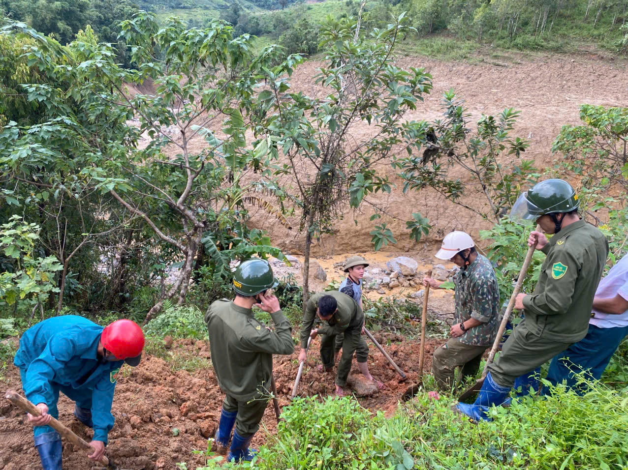 Lực lượng chức năng đang mở đường mòn tiếp tế lương thực cho 5 thôn của xã Ngọc Linh bị cô lập sạt lở núi.  Ảnh: CV.