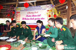 Tặng quà Tết cho người dân ở biên giới Tây Giang, Quảng Nam