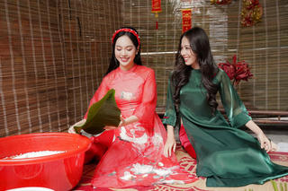 Trịnh Thùy Linh, Ngọc Hằng tự tay gói bánh chưng cho các em nhỏ vùng cao