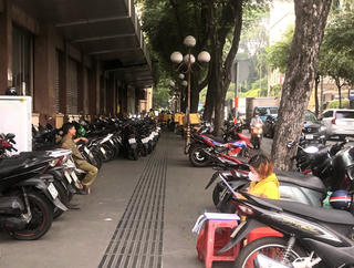 Thu phí lòng đường, vỉa hè vẫn gặp khó