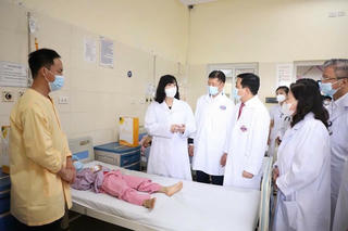 Bộ trưởng Bộ Y tế Đào Hồng Lan thăm bệnh nhi nhân dịp Quốc tế thiếu nhi