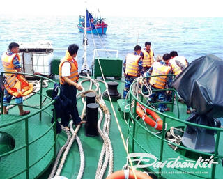 Quảng Ngãi: Cứu 39 ngư dân trên tàu cá bị hỏng máy trôi trên biển