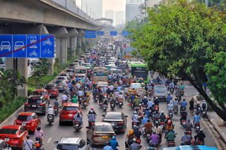 Tuyến đường Nguyễn Trãi ùn tắc dài hàng km vì 'lô cốt' thi công dự án nước thải