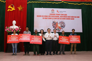 Tri ân anh hùng liệt sĩ, trao quà cho các gia đình chính sách tại Quảng Trị
