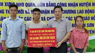 Ninh Bình: Trao tặng 3 ngôi nhà Đại đoàn kết cho người nghèo