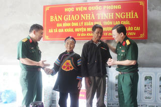 Học viện Quốc phòng bàn giao 2 “Nhà tình nghĩa” tặng người dân Mường Khương, Lào Cai