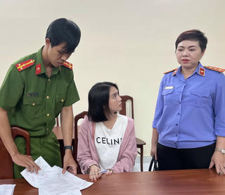 VIDEO: Ngọc Trinh nghe công an đọc lệnh tạm giam