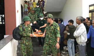 Quảng Nam: Đưa cụ bà nhập viện cấp cứu nghi do bị viêm phế quản
