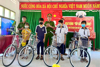 Công an tỉnh Bạc Liêu tặng xe đạp, quà cho học sinh nghèo trước thềm năm học mới