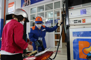 Xăng RON95 và xăng RON92 tăng giảm trái chiều