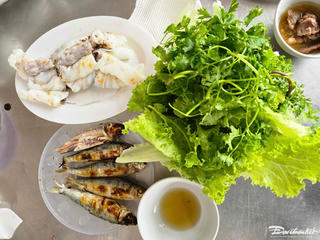 Cá trích nướng ăn kèm bánh mướt, đặc sản của vùng biển Quỳnh Phương