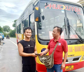 Nhân viên xe buýt 8 lần nhặt được của rơi, trả người đánh mất