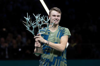 Tay vợt 19 tuổi lội ngược dòng đánh bại Djokovic