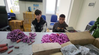 Hà Nội: Bắt giữ hai đối tượng tự sản xuất, buôn bán pháo nổ qua mạng