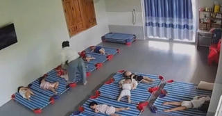 Quảng Nam: Xôn xao clip trẻ mầm non bị xách ngược chân, đánh đập