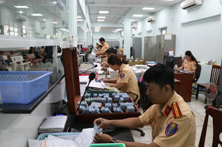 Ngày đầu TP Hồ Chí Minh tiếp nhận thủ tục đăng ký xe