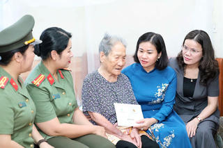 Phó Chủ tịch UBTƯ MTTQ Việt Nam Nguyễn Thị Tuyến tri ân Mẹ Việt Nam Anh hùng, gia đình chính sách tại Hưng Yên