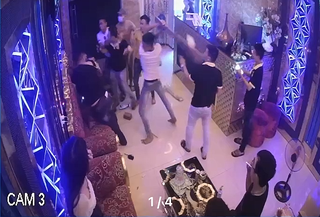 2 nhóm trai làng hỗn chiến để tranh giành 'tay vịn'