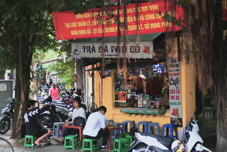 Trà đá vỉa hè – thức uống bình dân của người Hà Nội
