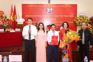 Khẳng định vai trò lãnh đạo, dẫn dắt trong phát triển văn học nghệ thuật nước nhà